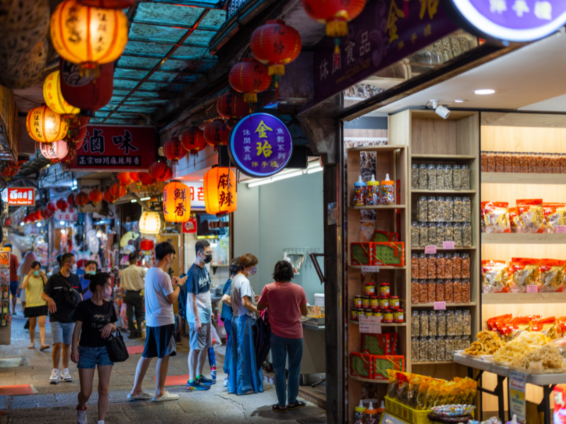 九份老街商店街,懷舊燈籠小吃伴手禮|AllGo Taiwan 台北包車