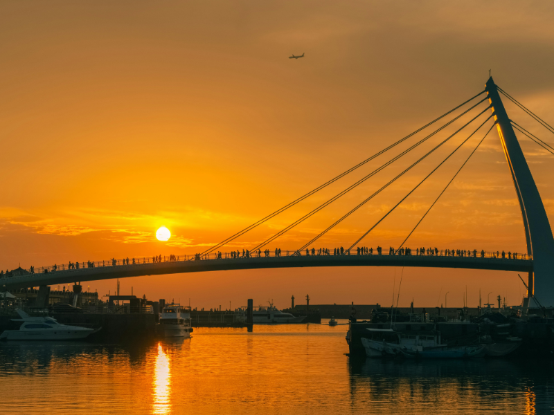 淡水情人橋夕陽,白色斜張橋搭配金黃夕照|AllGo Taiwan 台北包車旅遊