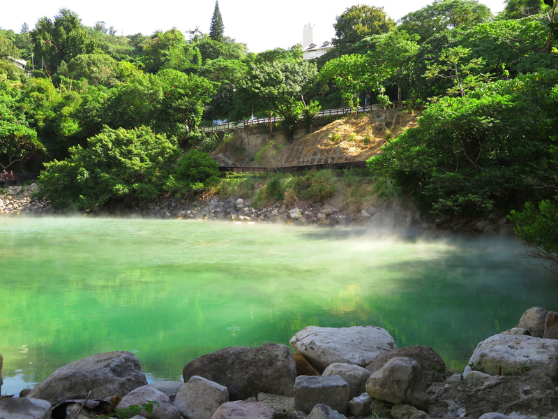 北投地熱谷硫磺蒸氣翠綠溫泉湖,又稱地獄谷|AllGo Taiwan 台北包車旅遊